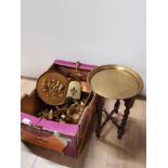 A BOX OF ASSORTED BRASS WARE TOGETHER WITH BRASS TOPPED TABLE WITH OAK BARLEY TWIST FRAME