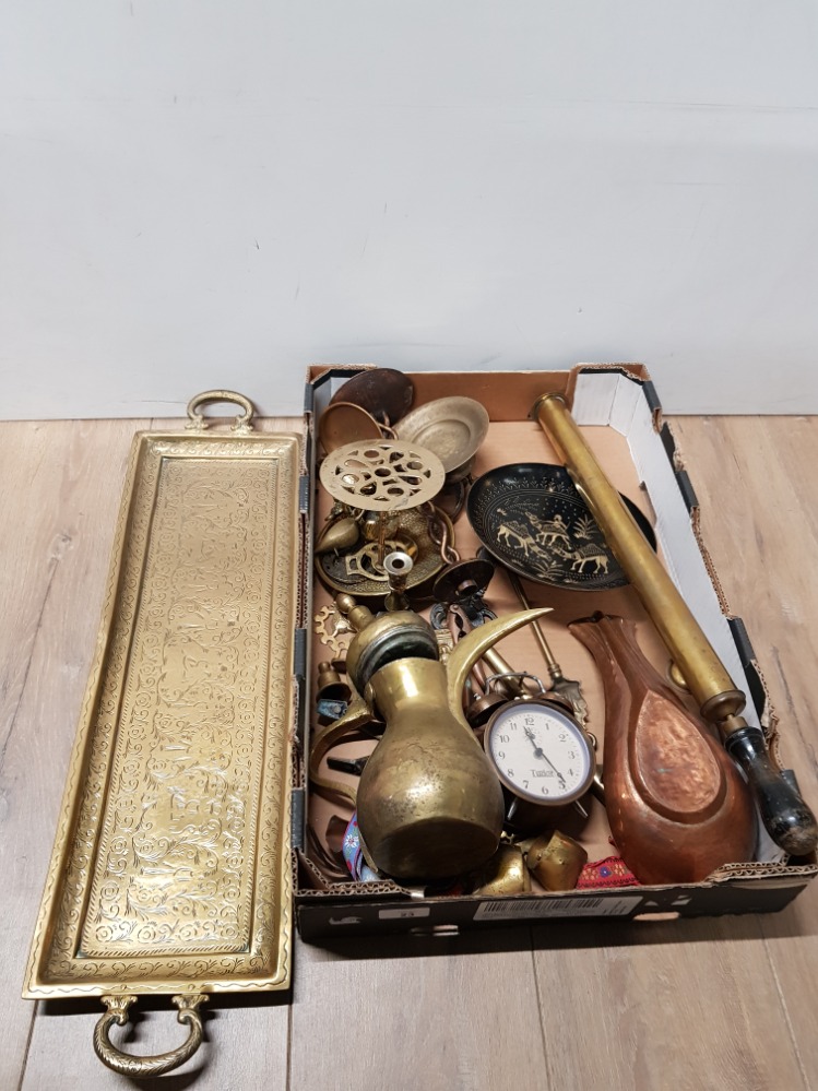 A BOX CONTAINING BRASS AND COPPER WARE