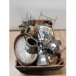 A BOX CONTAINING ASSORTED SILVER PLATED AND BRASS WARE ETC