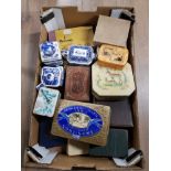 A BOX CONTAINING VINTAGE TINS AND 3 PIECES OF RINGTONS