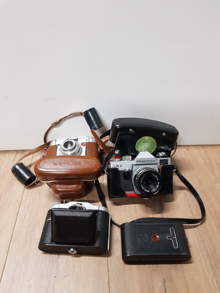 A BOX CONTAINING 4 VINTAGE CAMERAS INC PRAKTICA LB2 ETC