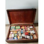 A VINTAGE WOODEN BOX CONTAINING VINTAGE MAZDA ELECTRIC BULBS LUMAX BULBS ETC