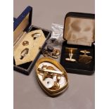 QUANTITY OF GENTLEMANS VINTAGE GILT CUFFLINKS ETC