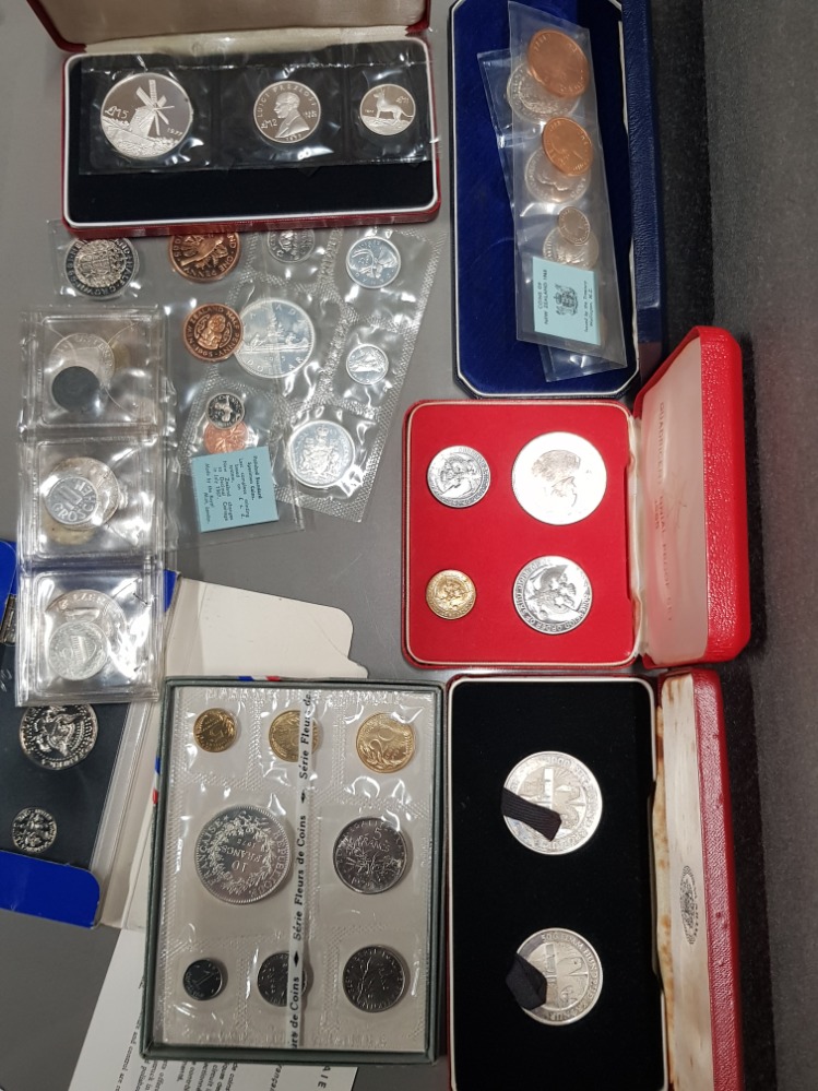 QUANTITY OF VARIOUS COIN SETS FROM AROUND THE WORLD INCLUDING SILVER COINAGE