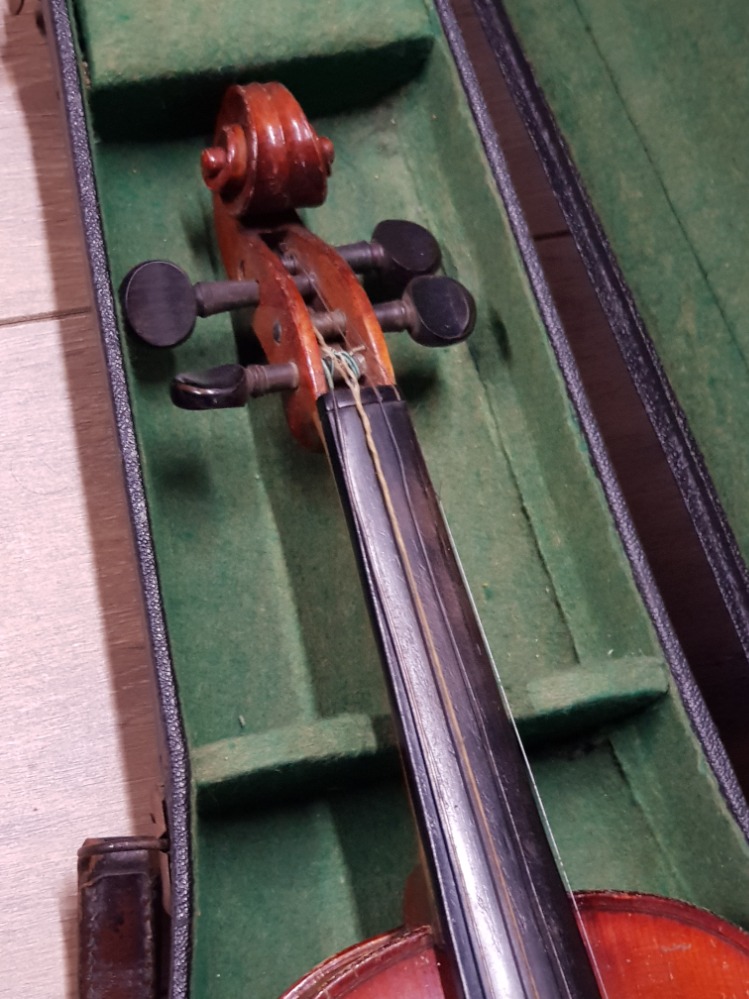 ANTIQUE VIOLIN WITH BAUSCH BOW IN CARRY CASE - Image 3 of 4