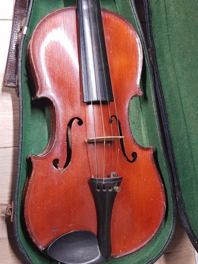 ANTIQUE VIOLIN WITH BAUSCH BOW IN CARRY CASE - Image 4 of 4