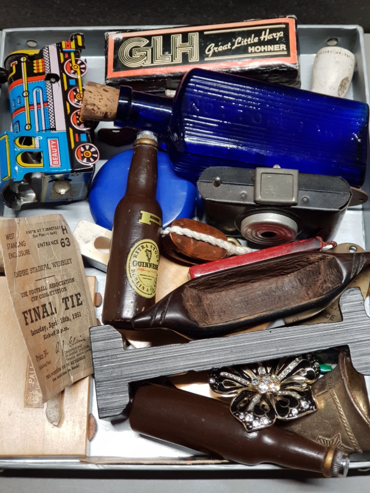 TRAY OF MISCELLANEOUS ITEMS INCLUDING VINTAGE TIN TRAIN AND NOVELTY GUINNESS BOTTLE ETC TIN