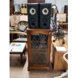 VINTAGE OAK LEADED GLASS MUSIC STAND WITH A PAIR OF MISSION SPEAKERS