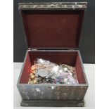 ORIENTAL STYLE TABLE BOX CONTAINING MISCELLANEOUS COSTUME JEWELLERY