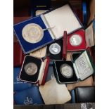 BOX OF MISCELLANEOUS SILVER AND WHITE METAL COMMEMORATIVE COINS