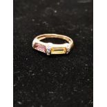 9CT GOLD YELLOW AND PURPLE STONE GOLD RING SIZE Q 2.7G