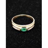 9CT GOLD AND GREEN STONE RING SIZE Q 2.3G