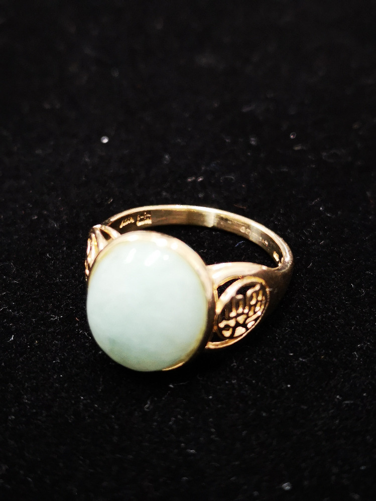 9CT GOLD JADE RING SIZE M1/2 3.6G