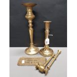 BRASS PLAQUE WHISKY TIME ABOARD DAILY 7.00 TO 6.59 SIGN TOGETHER WITH 2 BRASS CANDLESTICKS GAVEL