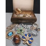 WOODEN JEWELLERY BOX CONTAINING A VARIETY OF COSTUME BROOCHES
