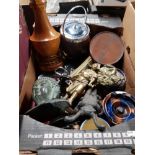 A BOX OF MISCELLANEOUS INC BRASS WARE LAMPS AND POTTERY