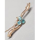 15CT YELLOW GOLD 3 STONE AQUAMARINE BROOCH 2.5G GROSS WEIGHT