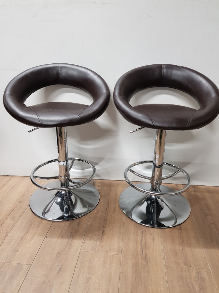 A PAIR OF MODERN CHROME BASED KITCHEN BARSTOOLS