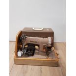 VINTAGE SINGER SEWING MACHINE IN ORIGINAL CASE