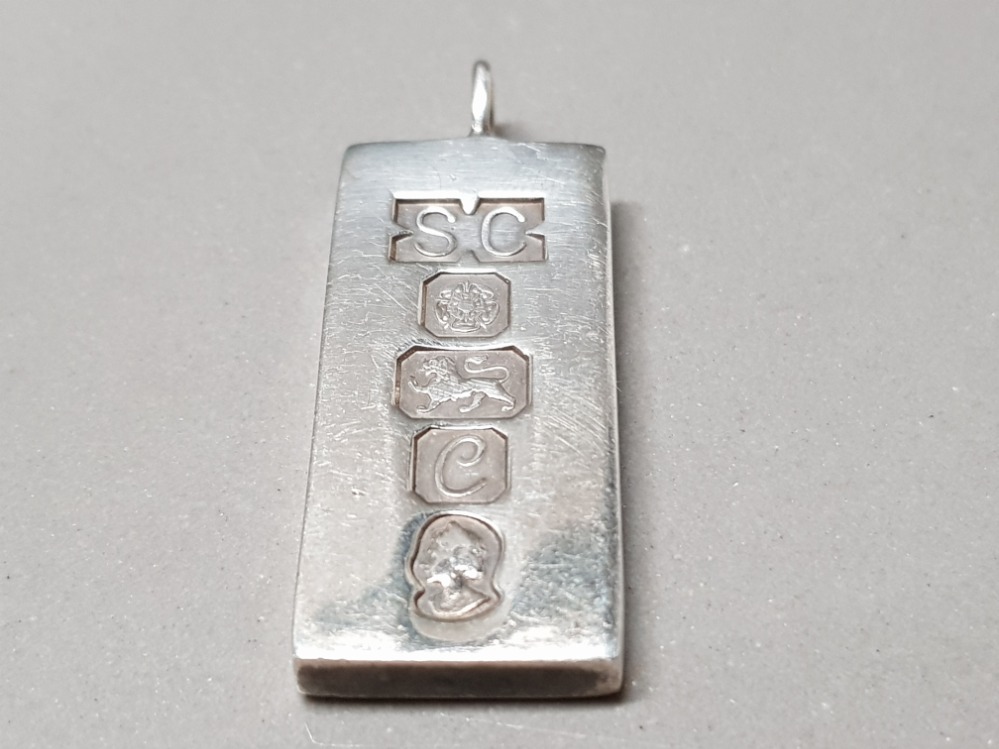 HALLMARKED SILVER INGOT 29.9G TOGETHER WITH A FULL SOVEREIGN AND HALF SOVEREIGN COIN HOLDER PLUS - Image 2 of 4