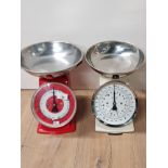 2 MODERN KITCHEN SCALES IN RED AND CREAM