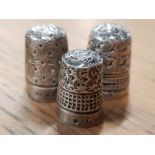 2 HALLMARKED BIRMINGHAM SILVER THIMBLES TOGETHER WITH HALLMARKED CHESTER THIMBLE 14.1G