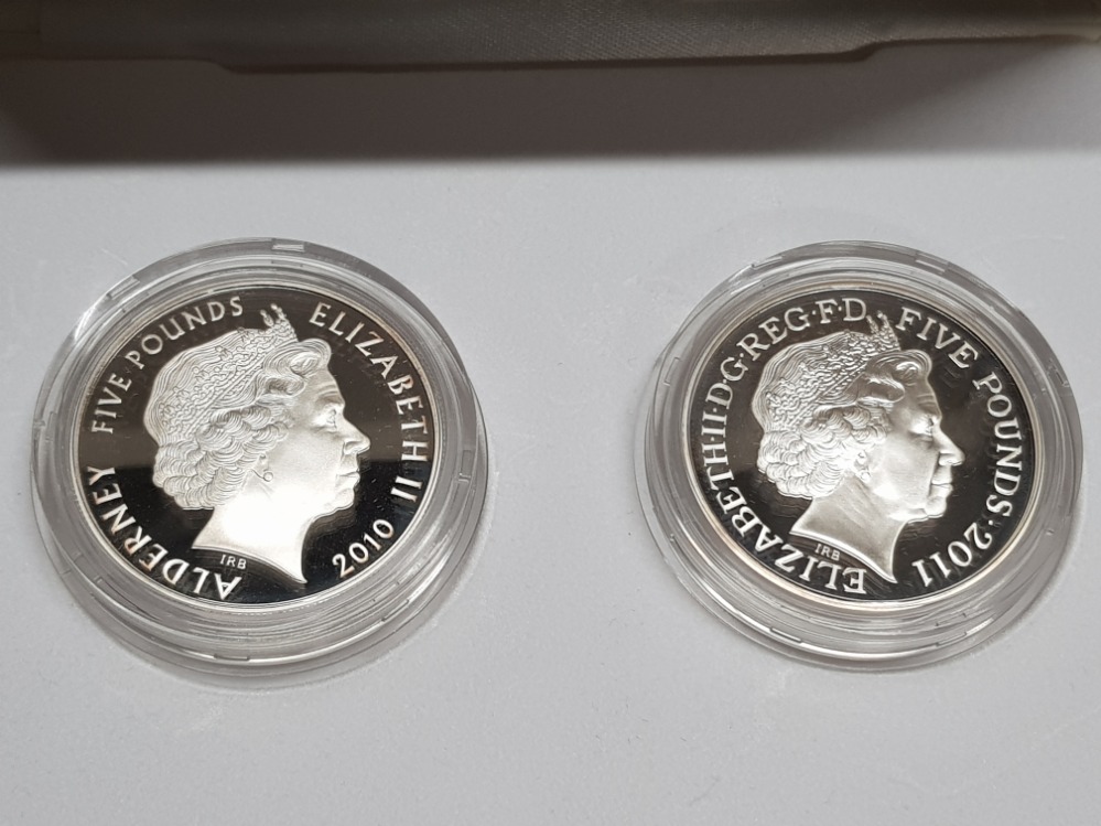 TWO UK ROYAL MINT 2011 ROYAL WEDDING 5 POUND SILVER PROOF COINS FROM ENGLAND AND ALDERNEY HOUSED - Image 2 of 3