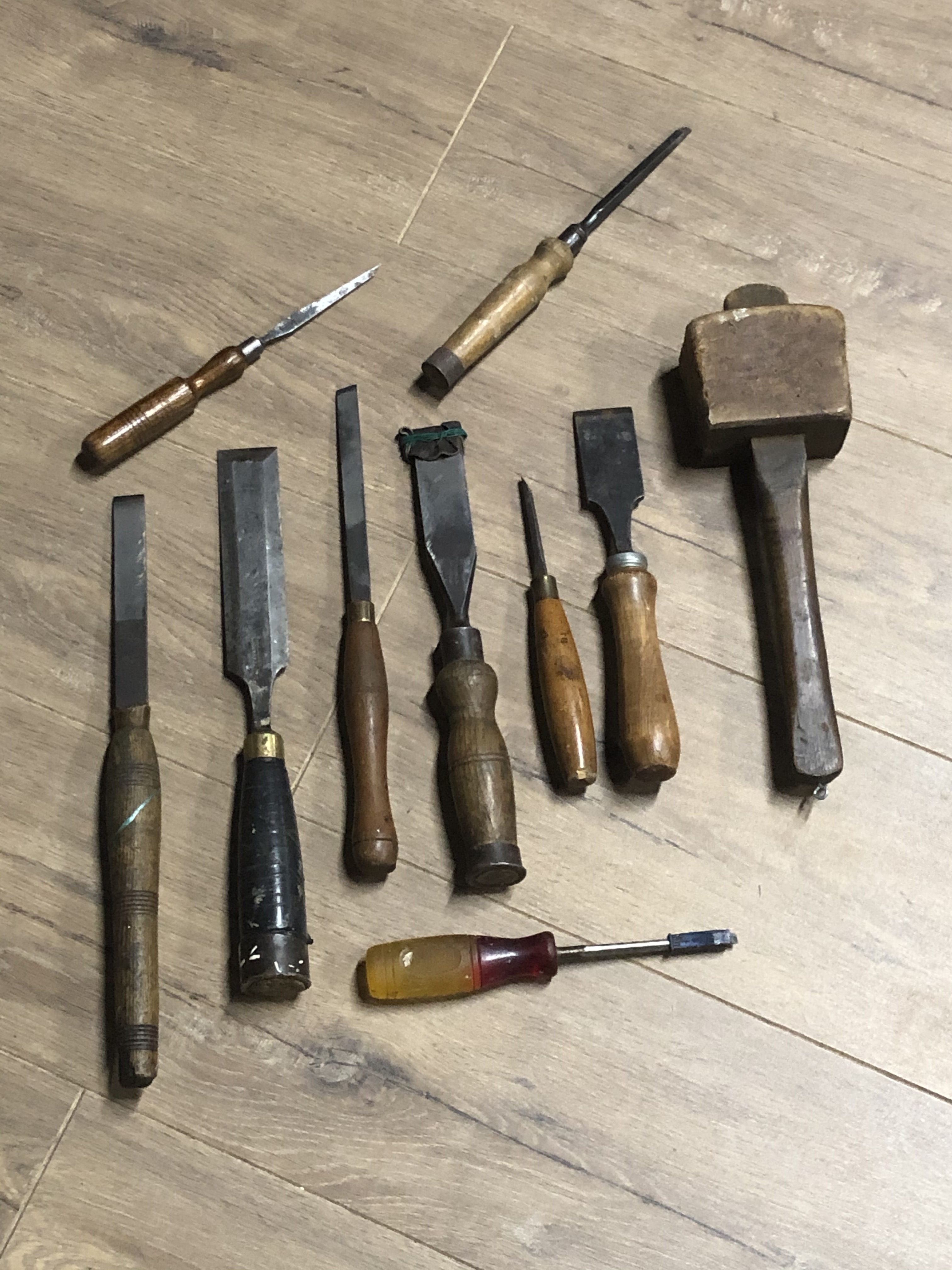 A LOT OF ASSORTED VINTAGE TOOLS INC CHISELS CARPENTERS MALLET ETC