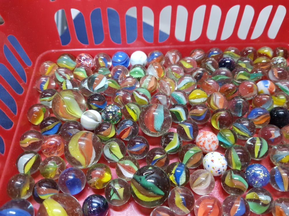 A TRAY OF ASSORTED MARBLES