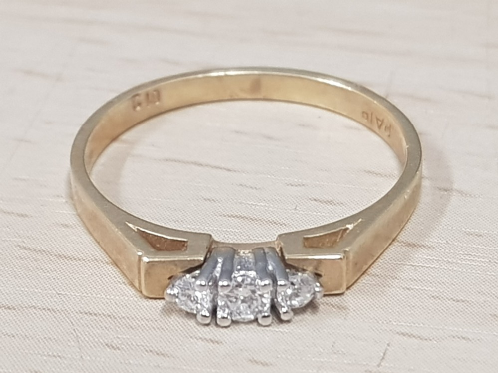 18CT GOLD 3 STONE DIAMOND RING SIZE O 1.9G