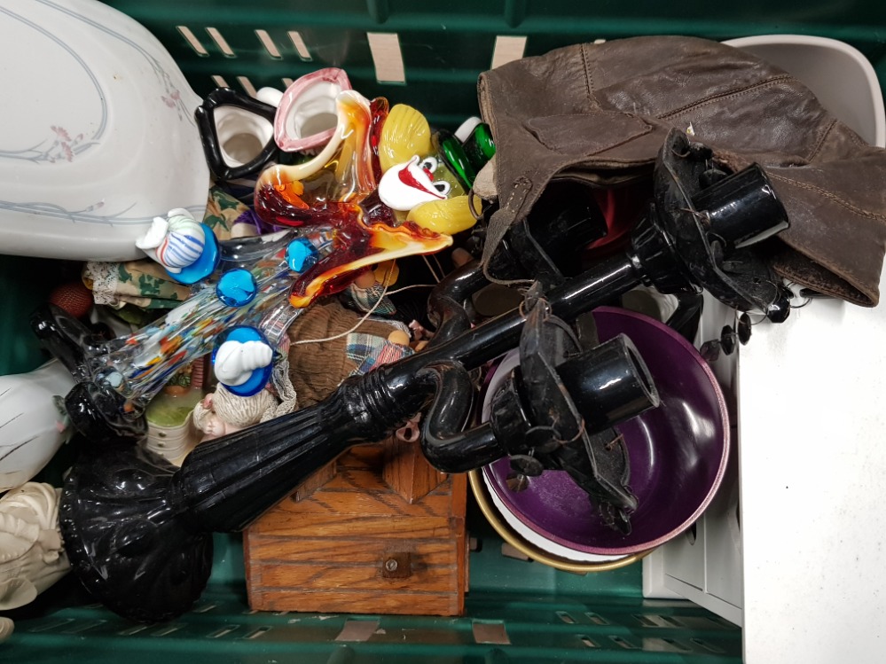 BOX OF MISCELLANEOUS POTTERY AND GLASS PIECES INCLUDES MURANO CLOWN AND GLASS 3 WAY CANDLE HOLDER