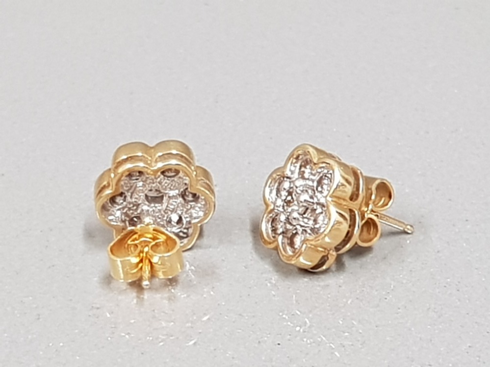 18CT GOLD DIAMOND FLOWER CLUSTER STUDS 5.4G - Image 2 of 2