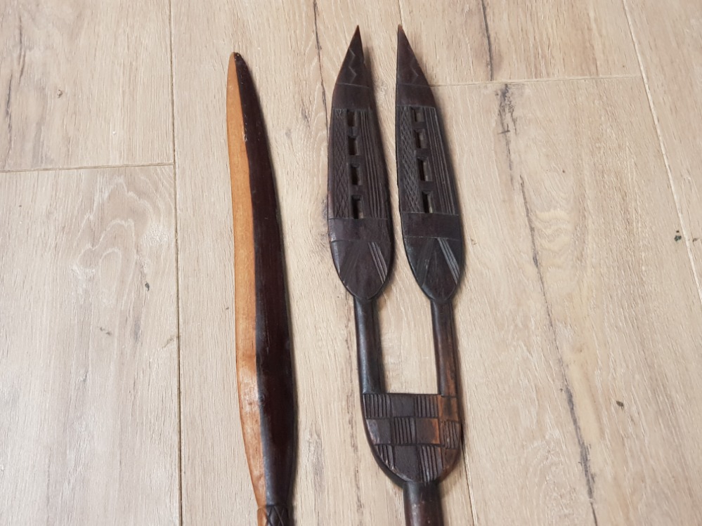 2 CARVED AFRICAN TRIBAL ORNAMENTAL SPEARS - Bild 2 aus 3