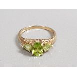 9CT GOLD GREEN THREE STONE RING 2.4G SIZE P