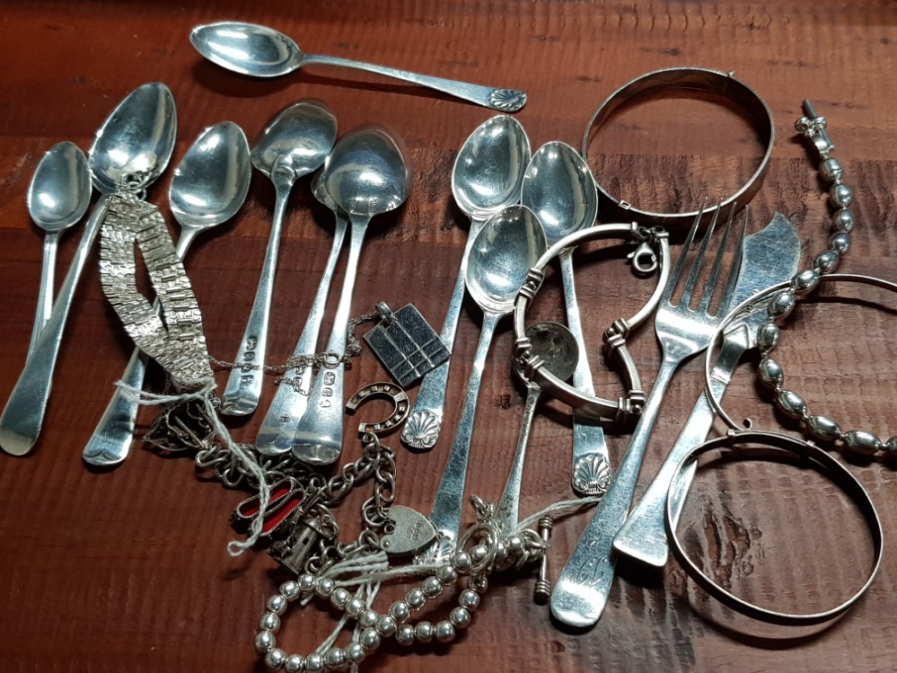 BAG OF MISCELLANEOUS HALLMARKED SILVER INCLUDES 10 SPOONS PLUS OTHER LOOSE CUTLERY, BANGLES AND