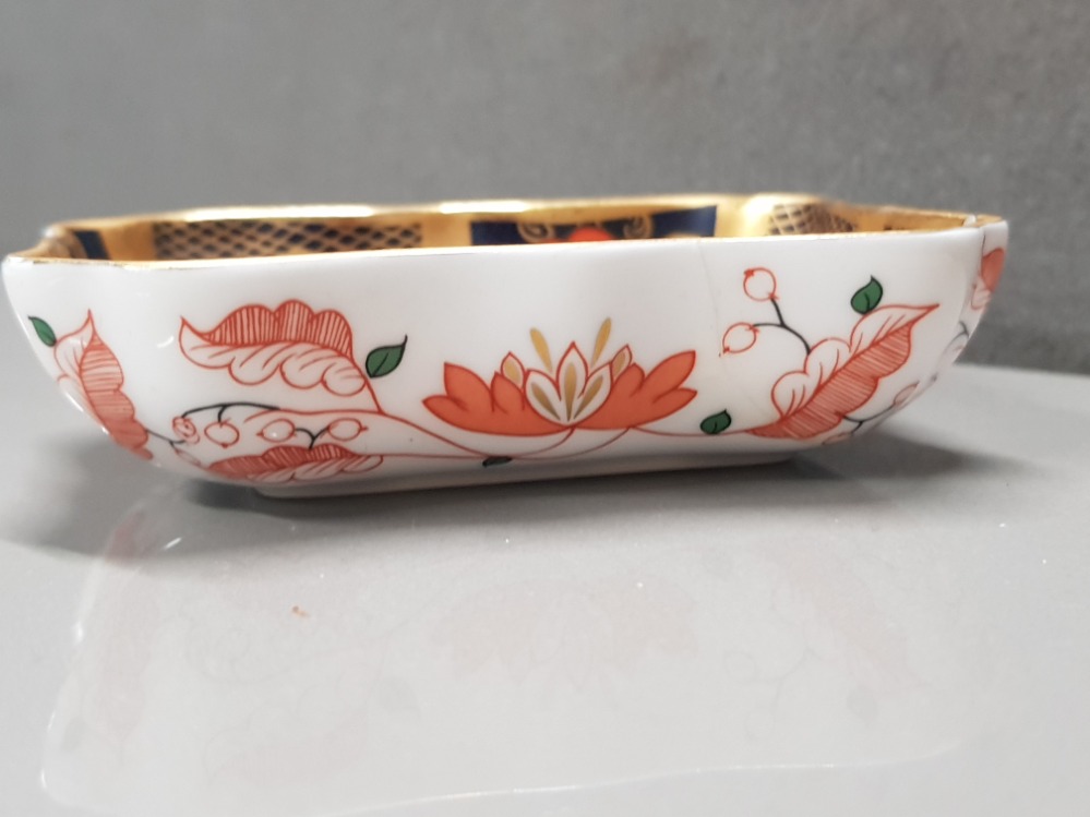 A SMALL ROYAL CROWN DERBY DISH IN THE IMARI PATTERN 7.5CM BY 9.5CM - Image 3 of 3