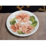 A 26CM MOORCROFT HIBISCUS PATTERNED PLATE WITH ORIGINAL BOX
