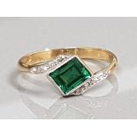 18CT GREEN STONE AND DIAMOND RING 3G SIZE P1/2