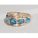 9CT YELLOW BLUE STONE FIVE STONE RING 4.1G SIZE H