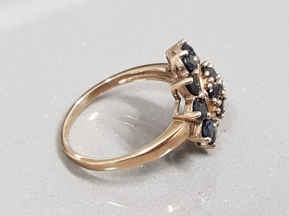 9CT GOLD BLACK STONE CLUSTER RING 3.3G SIZE P1/2 - Image 2 of 2