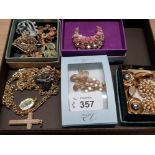 BOX CONTAINING MISCELLANEOUS COSTUME JEWELLERY MAINLY BROOCHES ALSO INCLUDES CRUCIFIX AND LOCKET