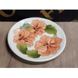 A 26CM MOORCROFT HIBISCUS PATTERNED PLATE WITH ORIGINAL BOX