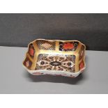 A SMALL ROYAL CROWN DERBY DISH IN THE IMARI PATTERN 7.5CM BY 9.5CM