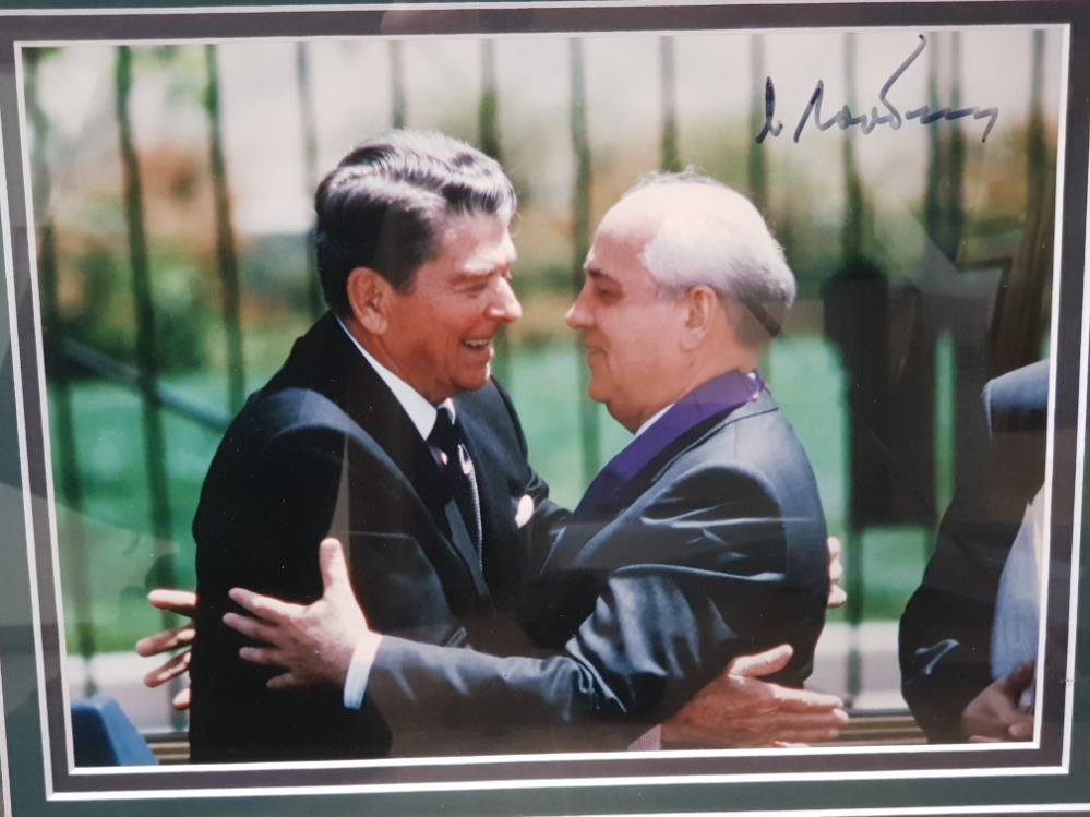 MIKHAIL GORBACHEV LEADER OF THE SOVIET UNION 1985-1991 SIGNED PHOTOGRAPH OF HIM GREETING PRESIDENT - Image 3 of 3