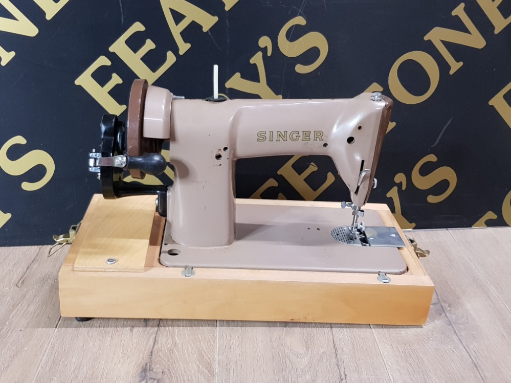 A VINTAGE SINGER SEWING MACHINE WITH ORIGINAL CARRY CASE