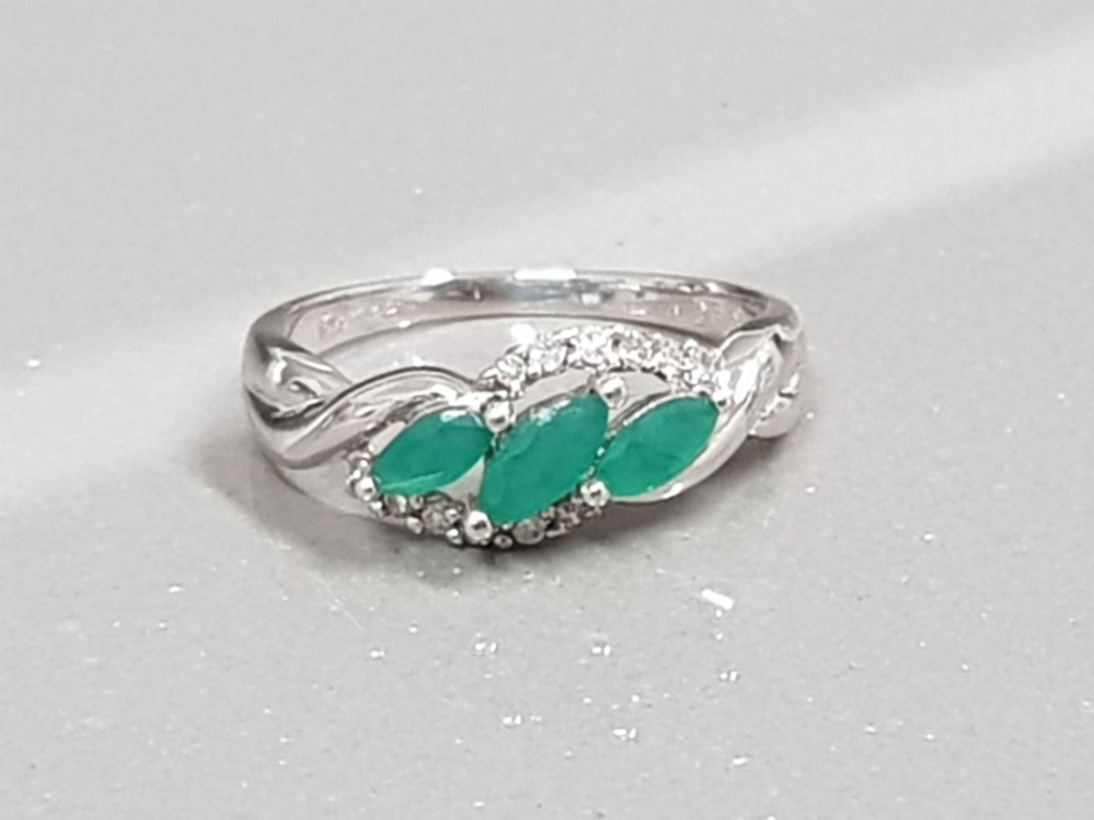 9CT WHITE GOLD THREE STONE EMERALD AND DIAMOND RING 2.6G SIZE N