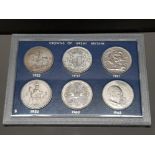 SET OF 6 CROWNS OF GREAT BRITAIN DATED 1935, 1937, 1951, 1960 AND 1965 IN ORIGINAL PRESENTATION