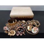 BOX OF YELLOW METAL JEWELLERY CHAINS, BANGLES AND BROOCHES ETC