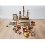 A BOX CONTAINING A LARGE AMOUNT OF BRASS AND COPPER ITEMS SUCH AS CANDLESTICKS FROG ORNAMENT HEART