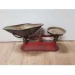 A SET OF VINTAGE MANUAL PETERSON WEIGHING SCALES WITH WEIGHTS